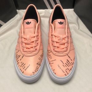 Size 6/8.5 Haze Coral Core Black Bluebird
BB8493